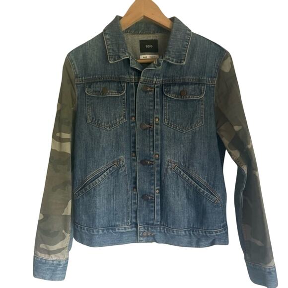 Urban Outfitters BDG Jean Jacket Women’s Medium Blue Denim Camouflage Sleeves - Picture 1 of 11